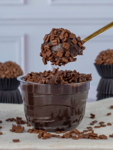Brigadeiro de colher em um pote