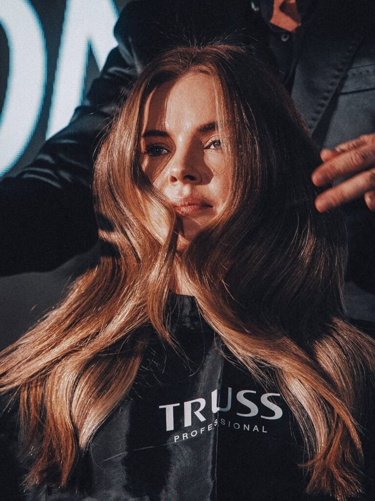 Mulher de pele clara, com cabelo loiro em camadas