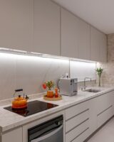 Cozinha com item feio, mas funcional