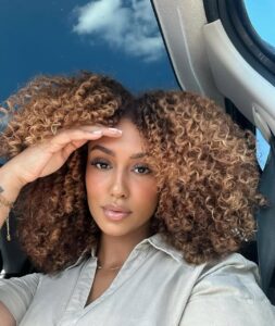 Mulher com cabelo crespo iluminado