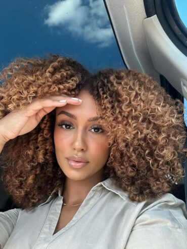 Mulher com cabelo crespo iluminado