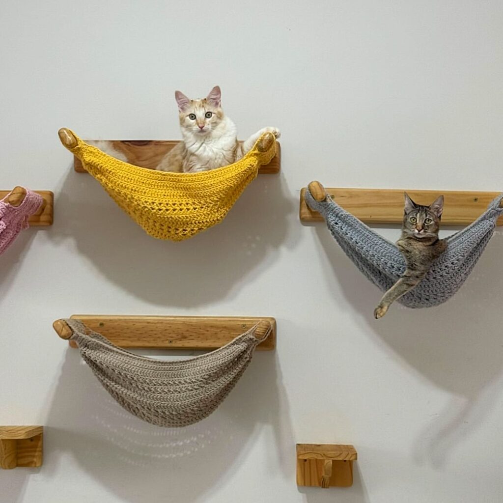 Suporte com redes de crochê para gatos