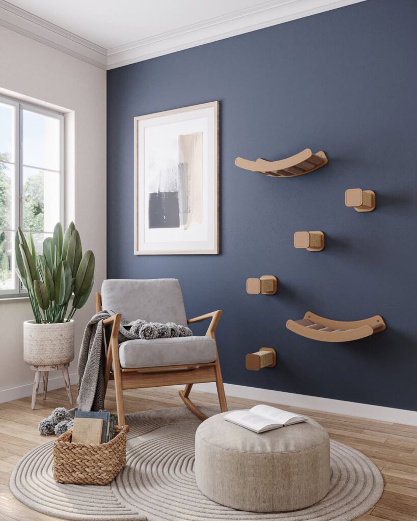 Sala de estar com parede azul e suportes para gatos