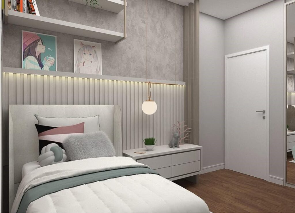 Quarto feminino em cinza e branco, com painel ripado, mesa de cabeceira e arandela