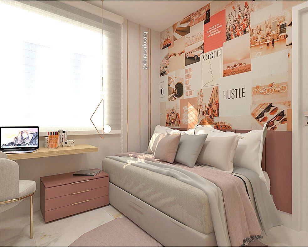 Quarto feminino com almofadas na cama, mesa de cabeceira rosa e papel de parede com imagens de acessórios