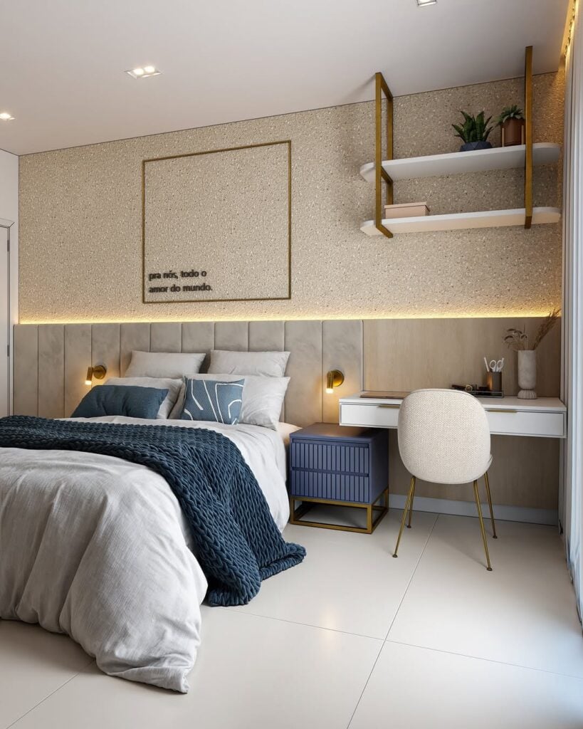 Quarto em tons claros com nuances de azul