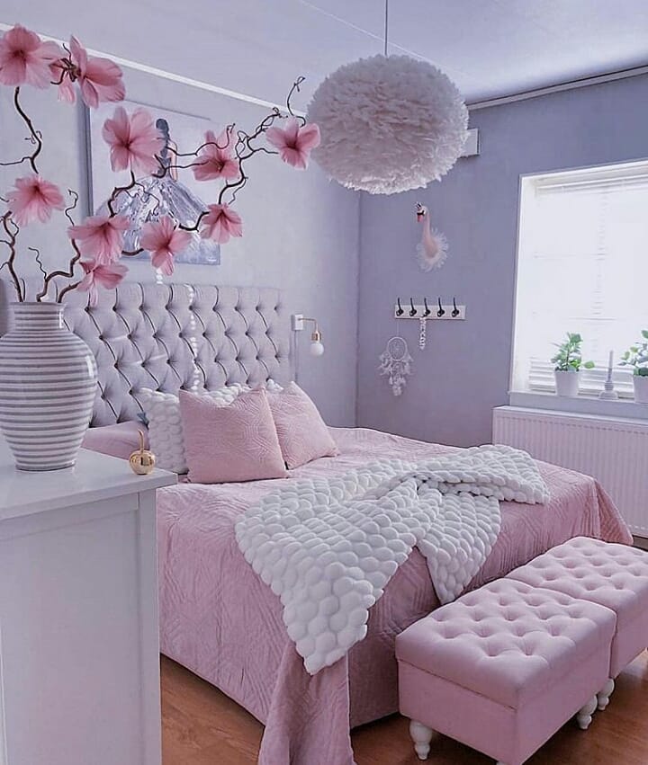 Quarto com decoração feminina em lilás, rosa e branco