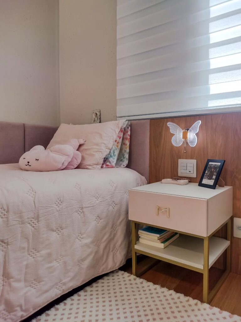 Quarto feminino de solteiro com mesa de cabeceira com gaveta e prateleira