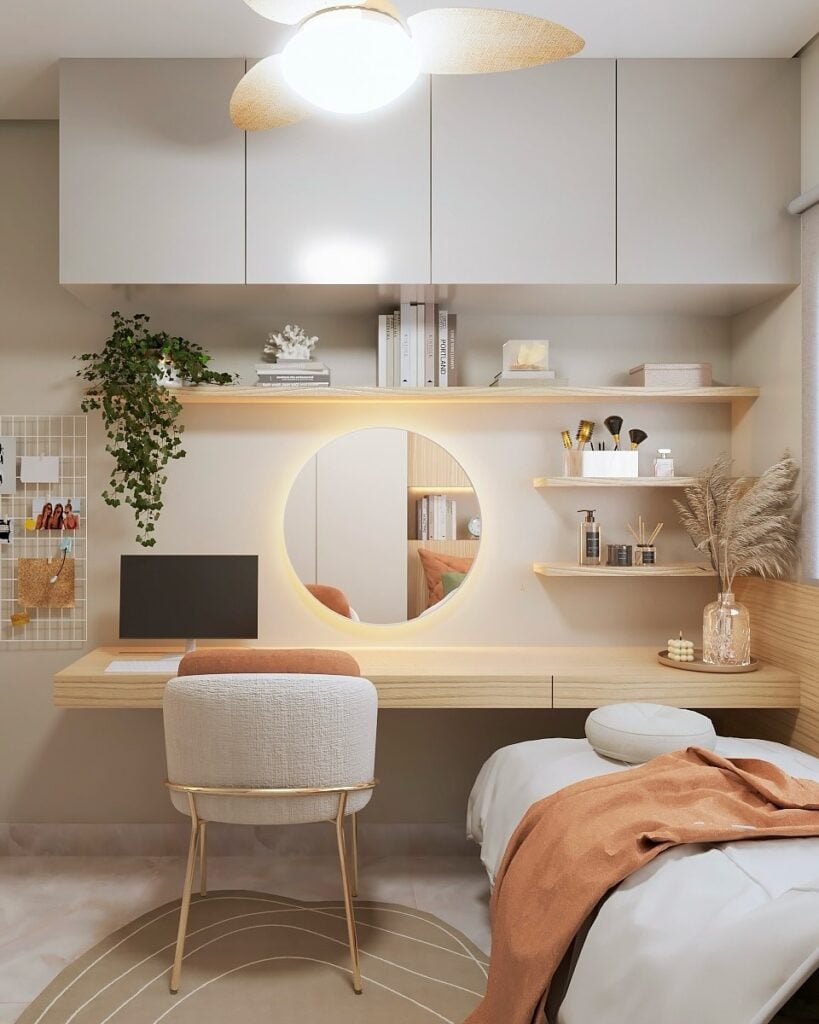 Quarto feminino em tons neutros com espelho redondo e luz de led