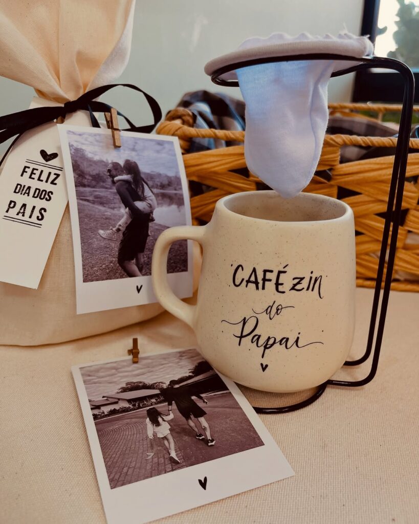 Caneca de fé e fotos em sépia