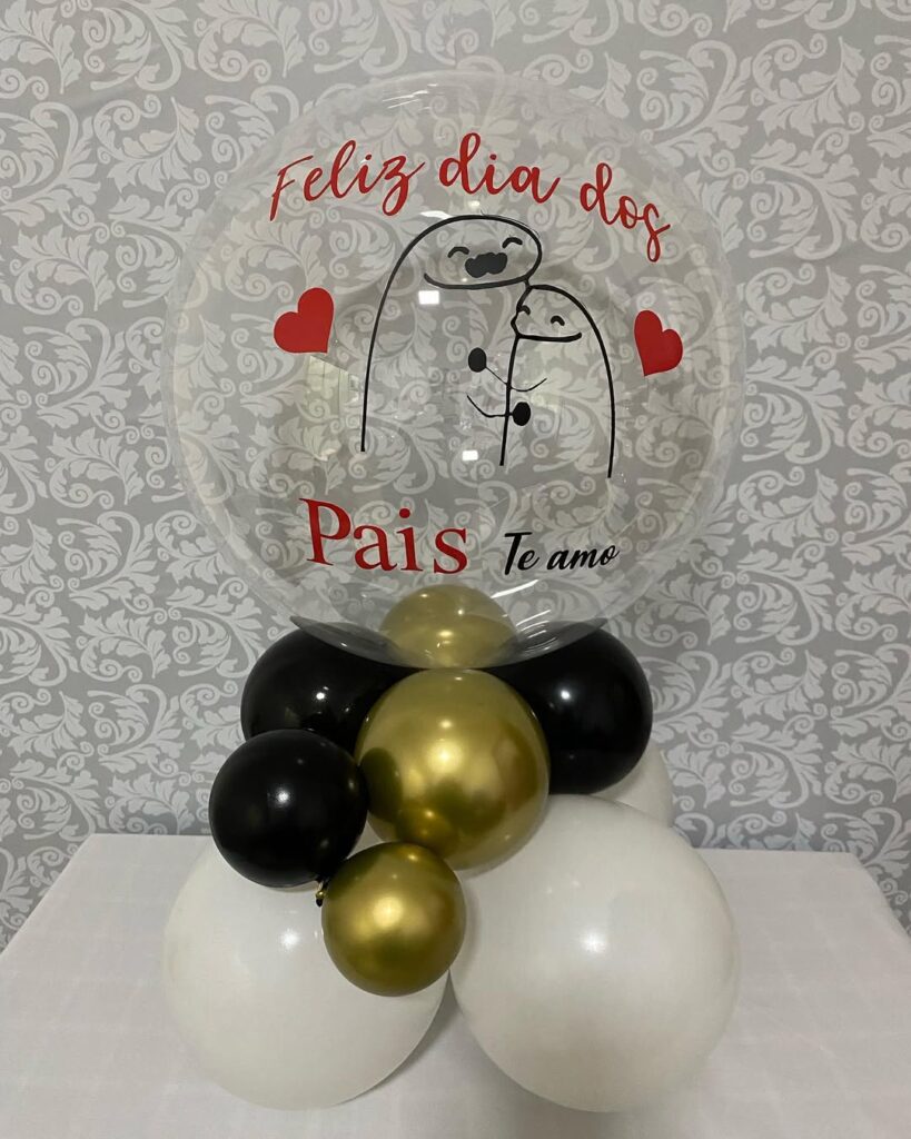 Arranjo com balões pequenos e outro maior transparente com desenho