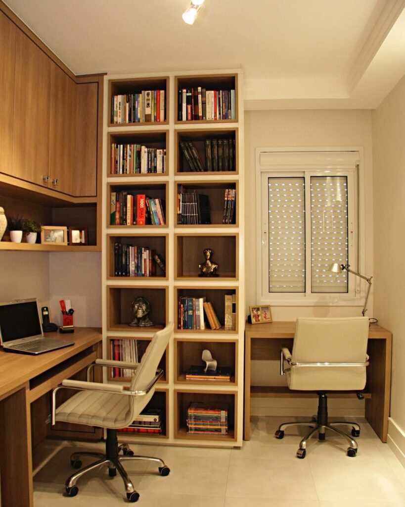 Escritório com estante de livros