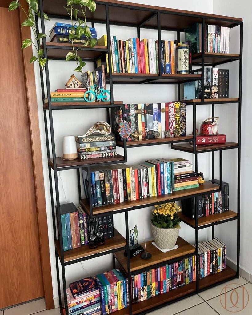 Estante de madeira e metal com livros coloridos