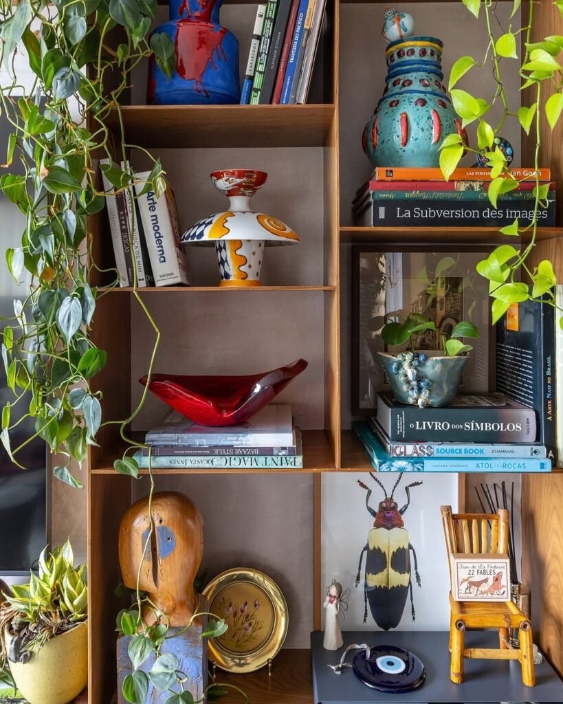 Estante com livros e objetos decorativos
