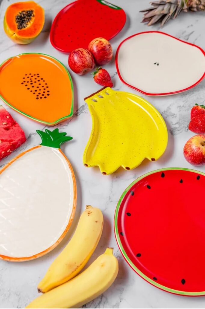Pratos coloridos em formatos de frutas