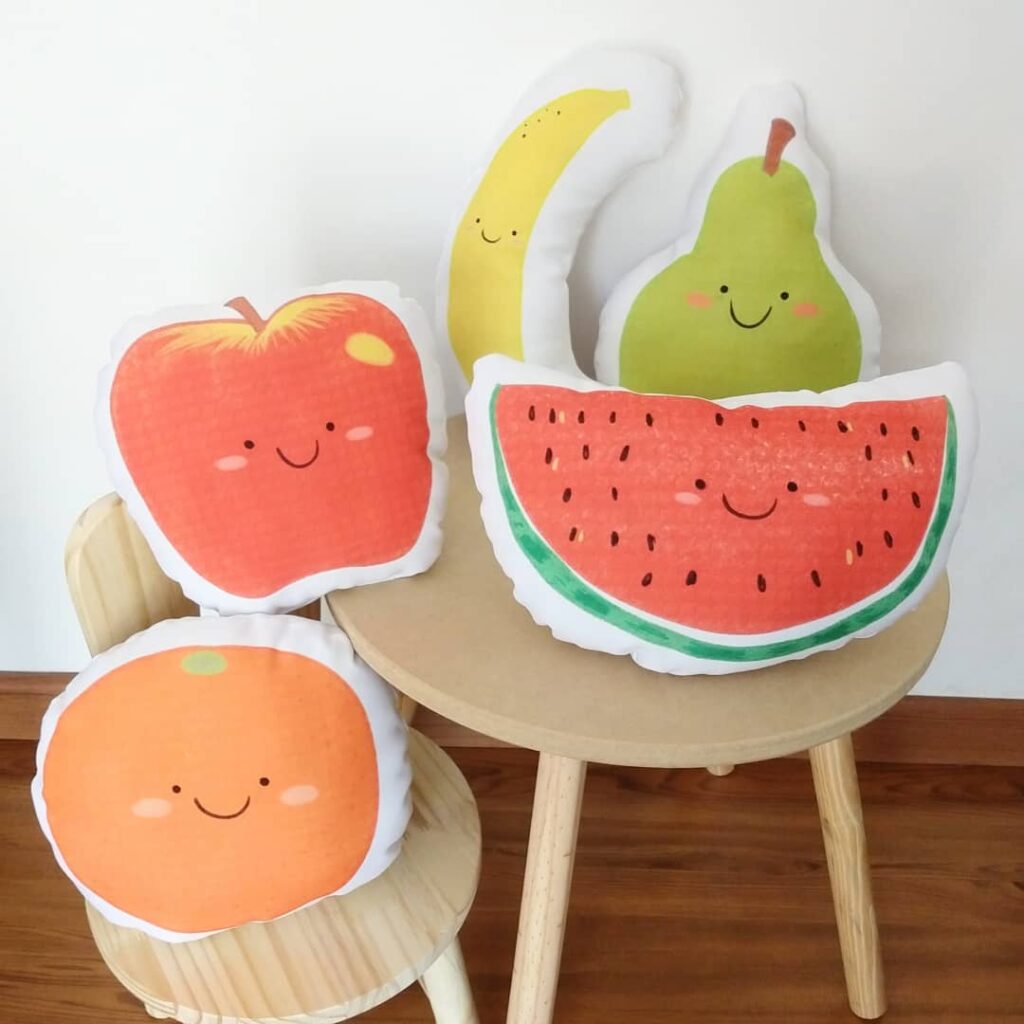 Almofadas coloridas com design de frutas