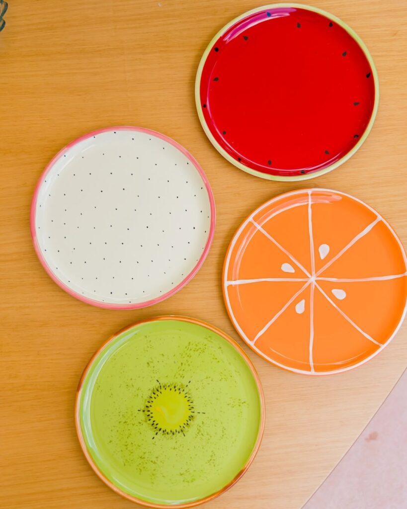Pratos coloridos que remetem ao kiwi, laranja, pitaya e melancia