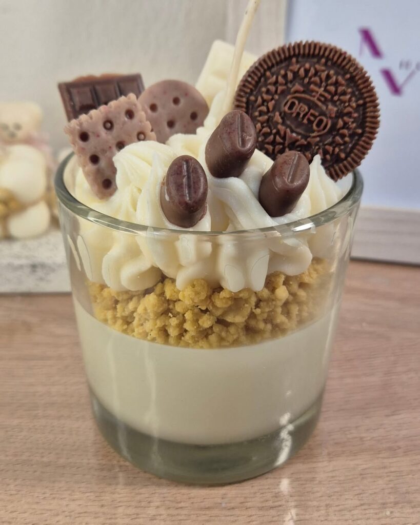 Vela decorativa que remete à sobremesa com chocolate