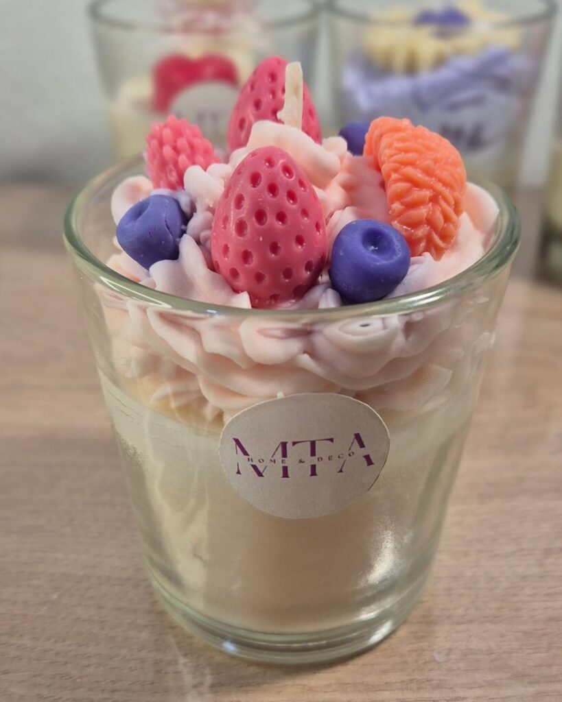 Vela aromática em formato de sobremesa com chantilly e frutas