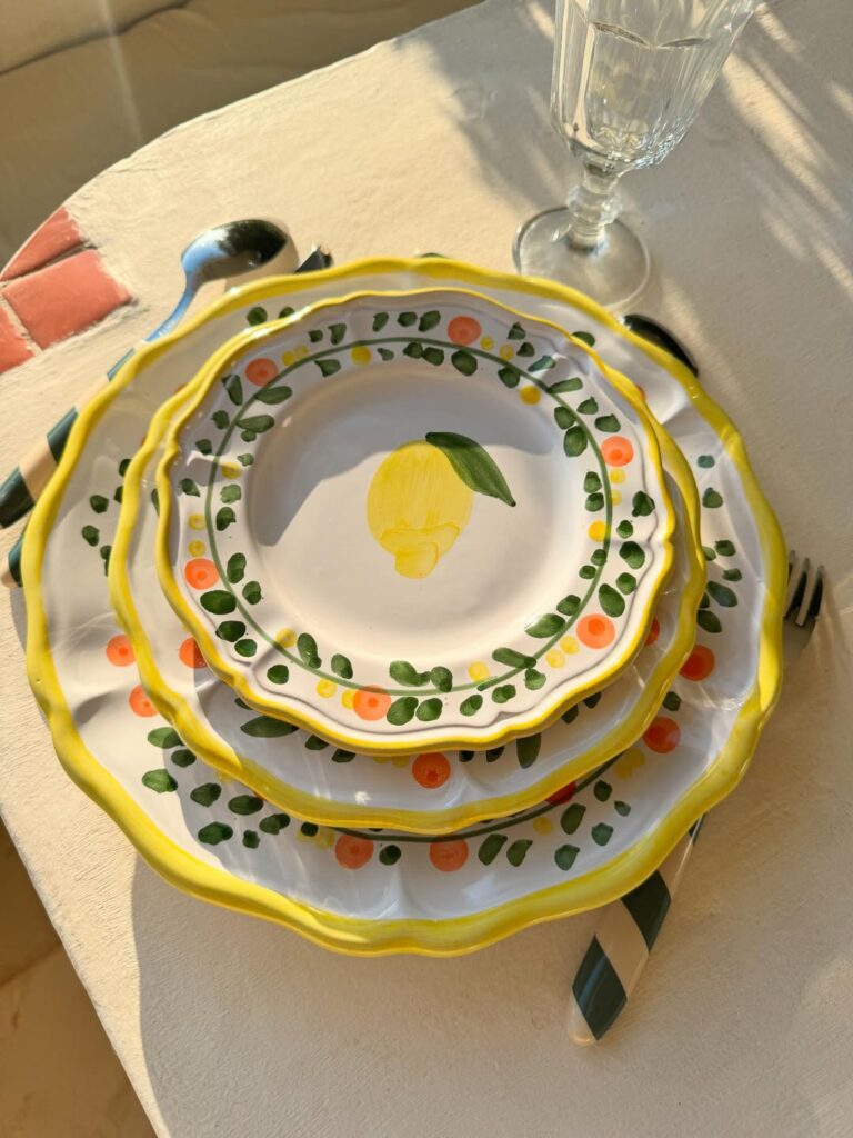 Jogo de pratos brancos com bordas amarelas e desenho de um limão siciliano