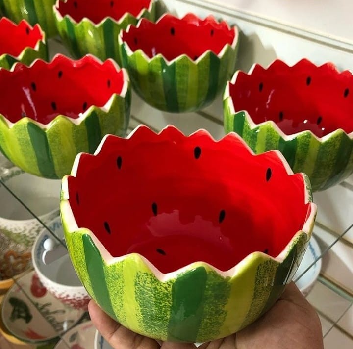 Bowl em formato de melancia cortada ao meio