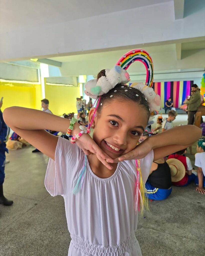 Inspiração de cabelo maluco para menina de arco íris