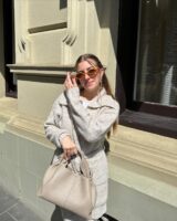 Mulher branca com cabelo liso com penteado