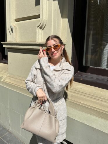 Mulher branca com cabelo liso com penteado