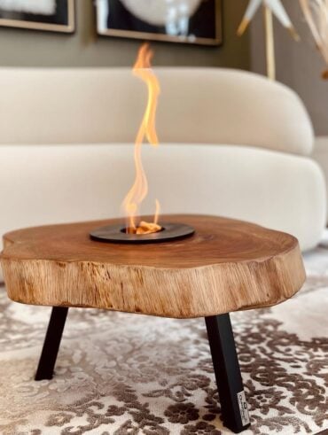 Lareira moderna com tampo feito de tronco, pés em metal fosco