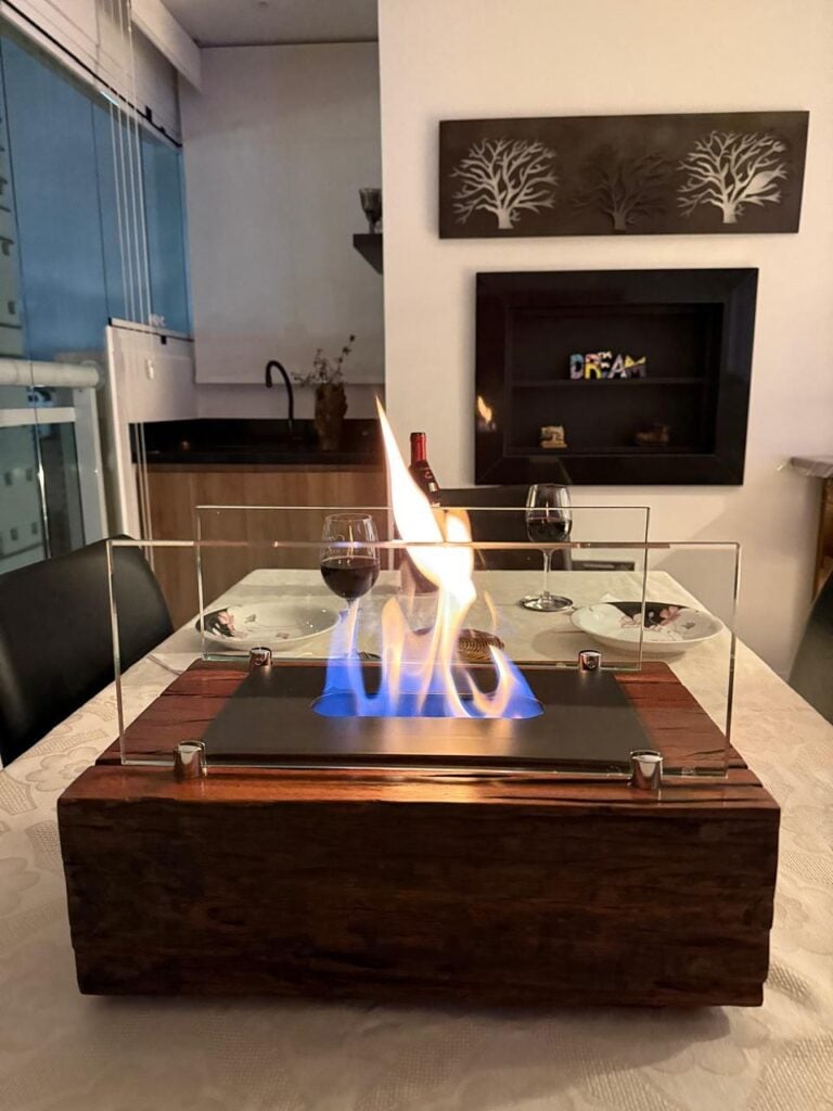 Sala de jantar com lareira de mesa