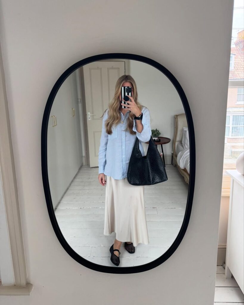 Look com camisa azul e saia branca