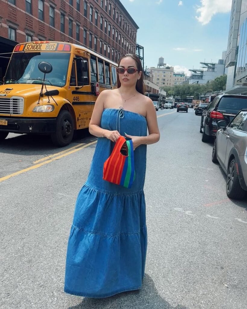 Mulher jovem com óculos vintage feminino e vestido longo jeans
