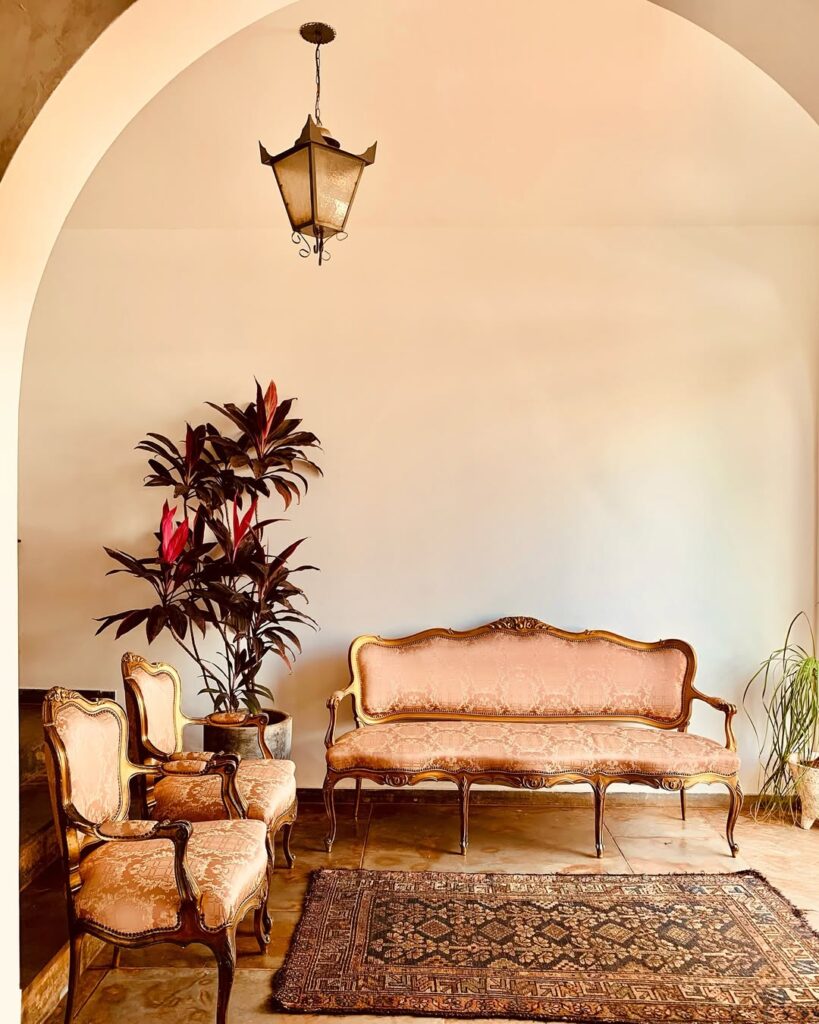 Sofá e poltronas com pés ornamentados