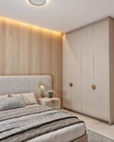 Quarto de casal em cons claros com roupeiro de quatro portas