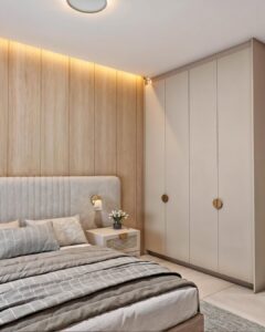 Quarto de casal em cons claros com roupeiro de quatro portas