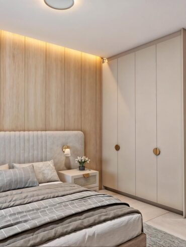 Quarto de casal em cons claros com roupeiro de quatro portas