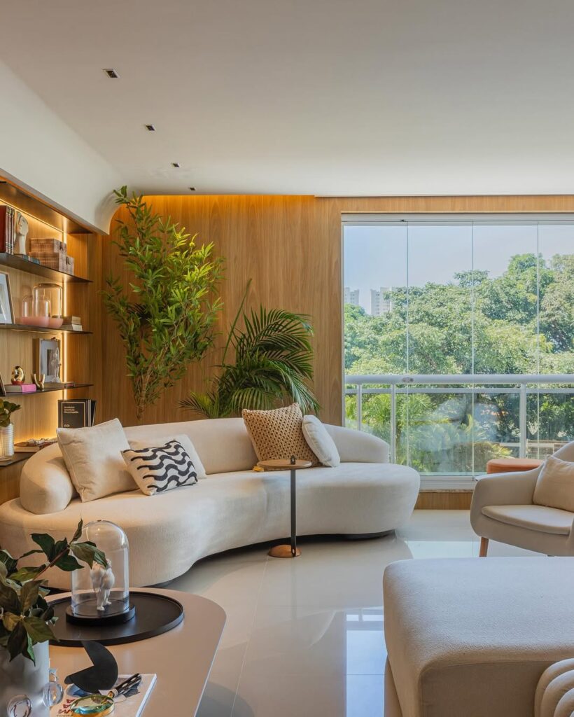 Sala com sofá orgânico bege com plantas atrás