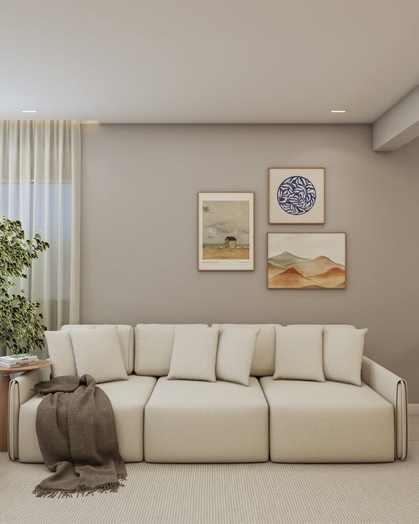 Sala em tons neutros com sofá bege e manta cinza