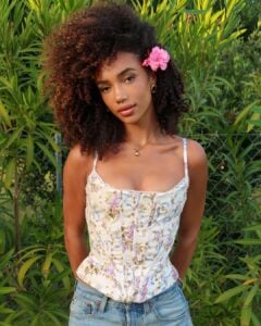 Mulher de pele preta, com cabelo crespo escuro