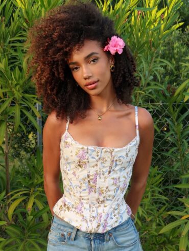 Mulher de pele preta, com cabelo crespo escuro