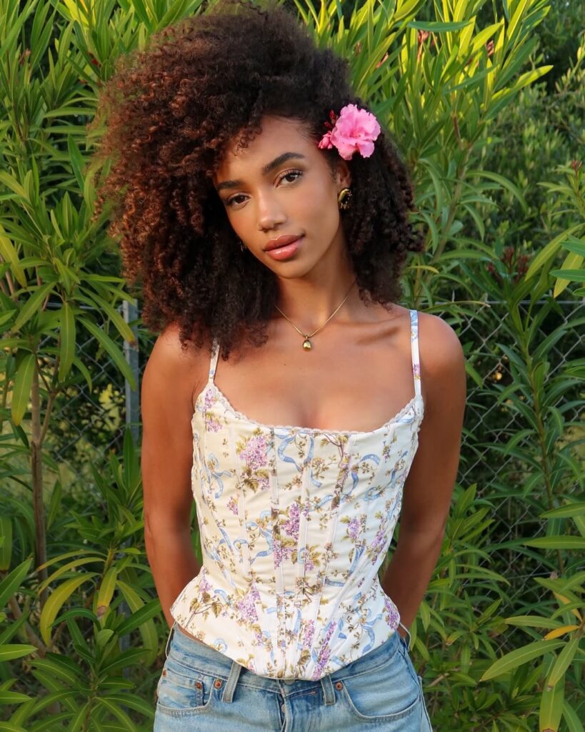Mulher de pele preta, com cabelo crespo escuro