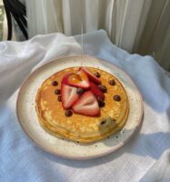 Panquecas com chocolate e morangos