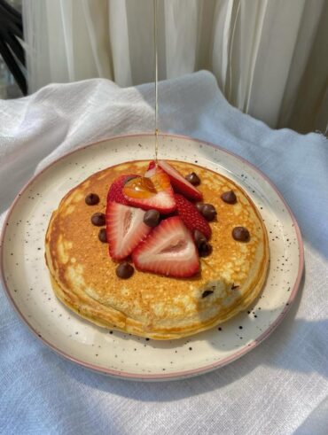 Panquecas com chocolate e morangos