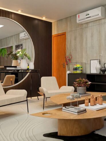 Sala de estar com poltronas brancas, mesa de centro de madeira, espelho redondo grande e parede ripada preta