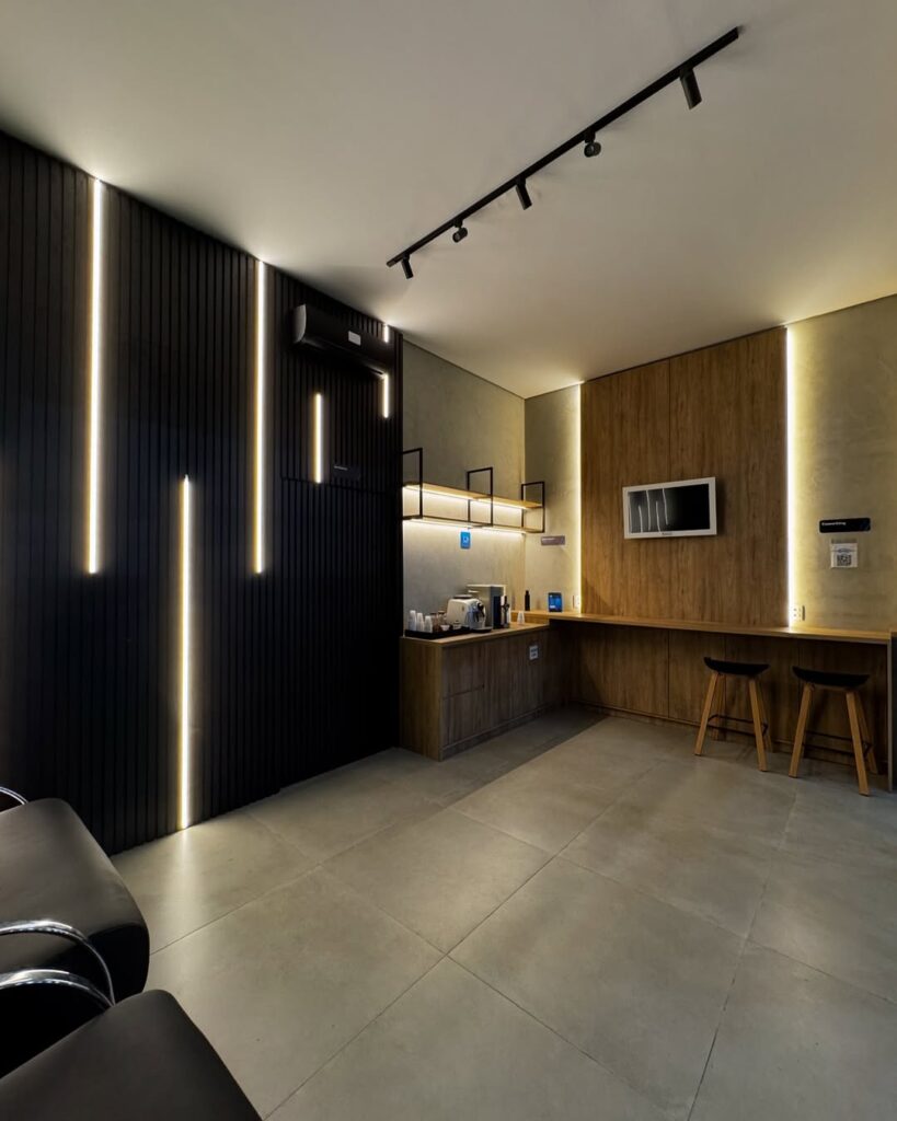 Ambiente com parede ripada preta com luzes de led