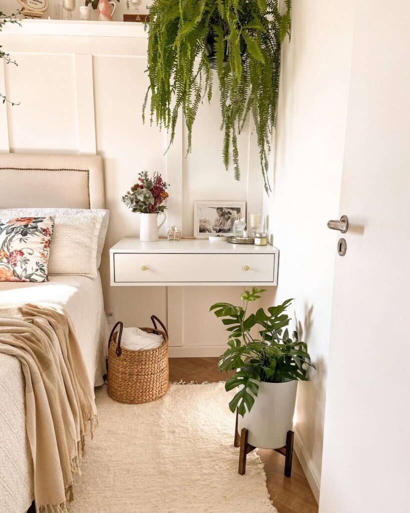 Quarto com plantas e penteadeira branca suspensa