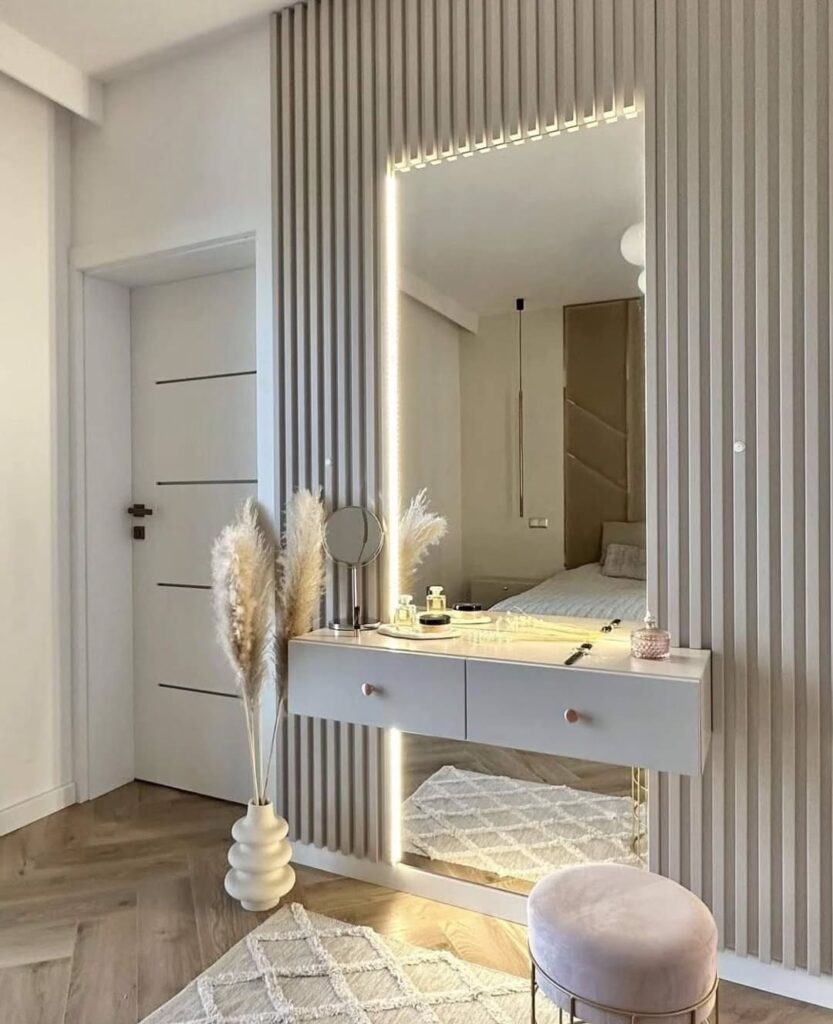 Quarto com painel ripado cinza, espelho retangular com led e penteadeira suspensa