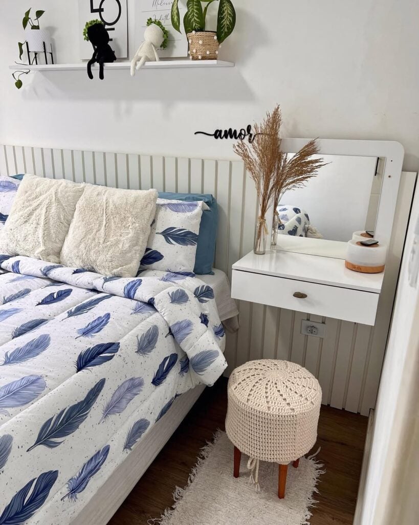 Quarto com cabeceira ripada branca e penteadeira suspensa