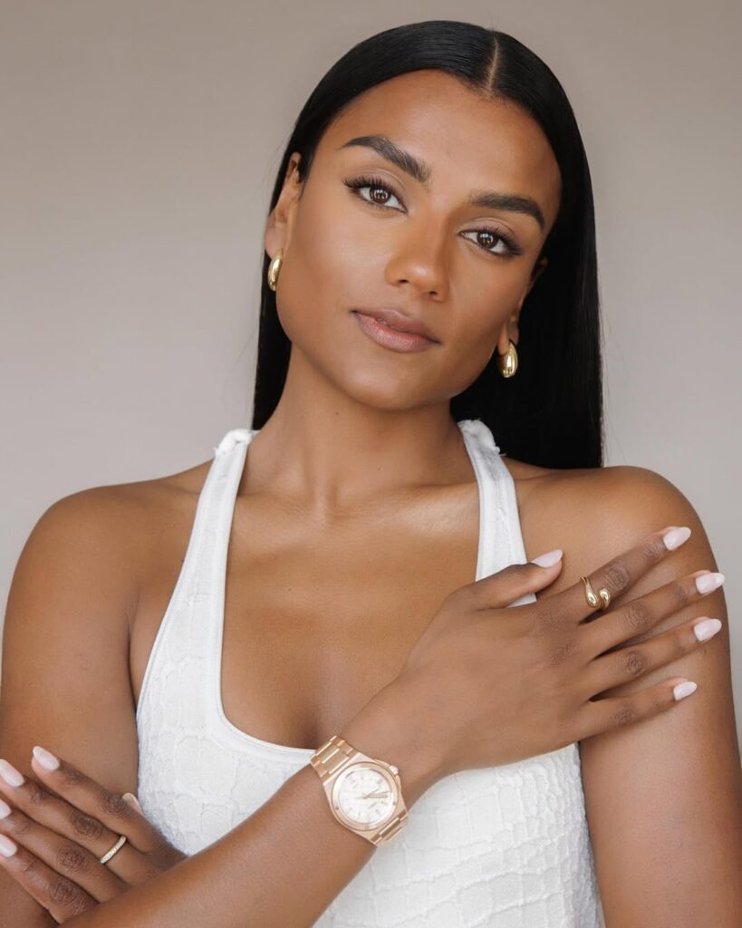 Simone Ashley, com roupa branca, cabelo escuro, maquiagem clean e princess nails