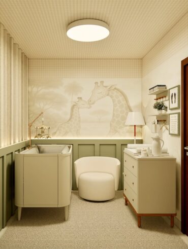 Quarto de bebê com papel de parede com girafas, meia parede verde e móveis de cantos arredondados